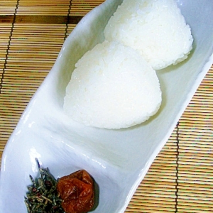 炊飯にコツ つややか甘く美味しいご飯で 塩むすび レシピ 作り方 By みらくるみさくる 楽天レシピ 炊飯にコツ つややか甘く美味しいご飯で 塩むすび レシピ 作り方 By みらくるみさくる 楽天レシピ